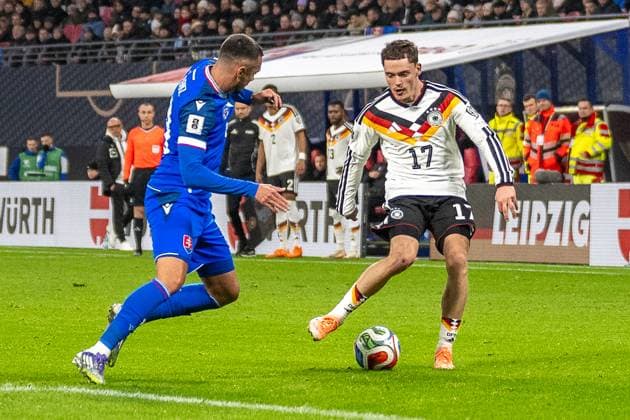 17.11.2025, Fussball: Laenderspiel, WM Qualifikation, Gruppe A, Saison 2025 2026, Deutschland - Slowakei in der Red Bull Arena in Leipzig. Zweikampf zwischen Ivan Schranz (Slowakei, 18) und Florian Wirtz (Nationalmannschaft Deutschland, 17). Wichtiger Hinweis: Gemaess den Vorgaben der FIFA bzw. der UEFA ist es untersagt, in dem Stadion und oder vom Spiel angefertigte Fotoaufnahmen in Form von Sequenzbildern und oder videoaehnlichen Fotostrecken zu verwerten bzw. verwerten zu lassen. Foto: Kirchner-Media TH Copyright: xKirchner-Media THx