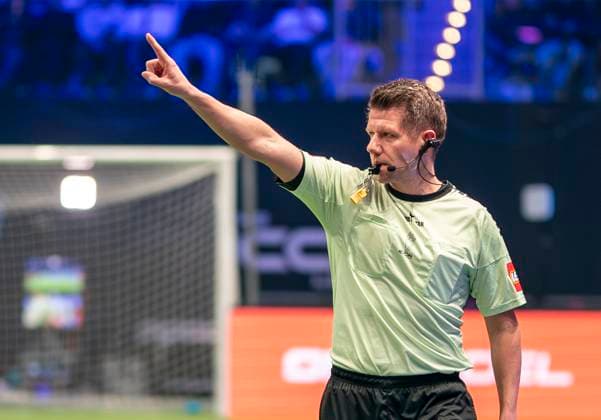 Schiedsrichter Patrick Ittrich im Einsatz bei der Icon League. 17.11.2025, Fussball, The Icon League, GER, Düsseldorf, Castello Düsseldorf *** Referee Patrick Ittrich in action at the Icon League 17 11 2025, Football, The Icon League, GER, Düsseldorf, Castello Düsseldorf Copyright: HMBxMedia xMarcoxBader