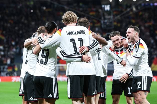 Fussball, UEFA European Qualifiers WM Qualifikation Europa Gruppe A - 10. Spieltag Deutschland - Slowakei 17.11.2025, Red Bull Arena Torjubel Deutschland nach dem Tor zum 3-0 durch Leroy Sane (Deutschland, 19) die Spieler freuen sich Leipzig Red Bull Arena Sachsen Deutschland
