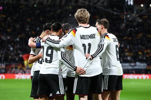 Fussball, UEFA European Qualifiers WM Qualifikation Europa Gruppe A - 10. Spieltag Deutschland - Slowakei 17.11.2025, Red Bull Arena Torjubel Deutschland nach dem Tor zum 3-0 durch Leroy Sane (Deutschland, 19) die Spieler freuen sich Leipzig Red Bull Arena Sachsen Deutschland