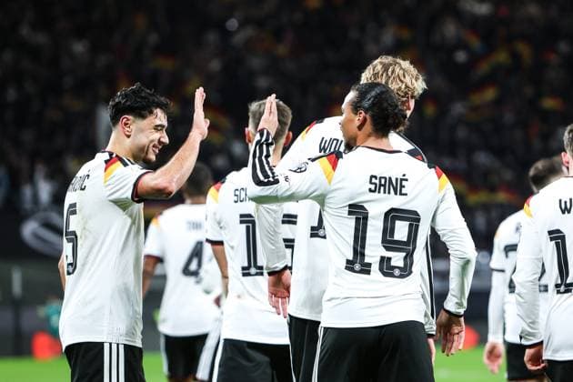 Fussball, UEFA European Qualifiers WM Qualifikation Europa Gruppe A - 10. Spieltag Deutschland - Slowakei 17.11.2025, Red Bull Arena Torjubel Deutschland nach dem Tor zum 3-0 durch Leroy Sane (Deutschland, 19) die Spieler freuen sich Leipzig Red Bull Arena Sachsen Deutschland