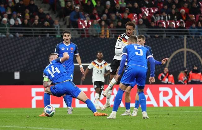 17.11.2025, xtgx, Fussball WM-Qualifikation 2026, Deutschland - Slowakei v.l. Milan Skriniar (Slowakei), Adam Obert (Slowakei), Forzan Assan Quedraogo (Deutsche Fussball Nationalmannschaft DFB), Lubomir Satka (Slowakei), Tomas Rigo (Slowakei) Goal scored, erzielt das Tor zum. 6:0 (DFL DFB REGULATIONS PROHIBIT ANY USE OF PHOTOGRAPHS as IMAGE SEQUENCES and or QUASI-VIDEO) Leipzig