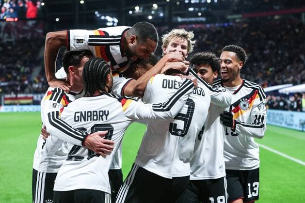 Fussball, UEFA European Qualifiers WM Qualifikation Europa Gruppe A - 10. Spieltag Deutschland - Slowakei 17.11.2025, Red Bull Arena Torjubel Deutschland nach dem Tor zum 6-0 durch Forzan Assan Ouedraogo (Deutschland, 9) die Spieler freuen sich Leipzig Red Bull Arena Sachsen Deutschland