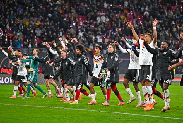 17.11.2025, Fussball WM-Qualifikation Europa 2025 26, 10.Spieltag, Deutschland - Slowakei, in der Red-Bull-Arena Leipzig (Deutschland). LaOla der Spieler.