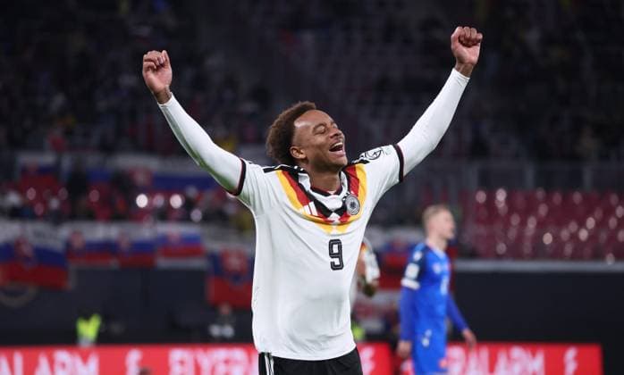 Leipzig, 17.11.2025, Red Bull Arena, Fussball, WM Qualifikation , BR Deutschland vs. Slowakei , Im Bild; Tor für Deutschland. Assan Ouedraogo ( 9, DEU) trifft zum 6:0 und jubelt mit den Teamkollegen. ,