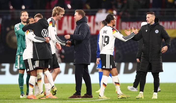 17.11.2025, xtgx, Fussball WM-Qualifikation 2026, Deutschland - Slowakei v.l. Nick Woltermade (Deutsche Fussball Nationalmannschaft DFB), Trainer Julian Nagelsmann (Deutsche Fussball Nationalmannschaft DFB) shakehands (DFL DFB REGULATIONS PROHIBIT ANY USE OF PHOTOGRAPHS as IMAGE SEQUENCES and or QUASI-VIDEO) Leipzig