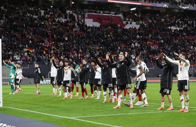 17.11.2025, xtgx, Fussball WM-Qualifikation 2026, Deutschland - Slowakei v.l. Joshua Kimmich (Deutsche Fussball Nationalmannschaft DFB), Nick Woltermade (Deutsche Fussball Nationalmannschaft DFB), Forzan Assan Quedraogo (Deutsche Fussball Nationalmannschaft DFB) und Team jubeln jubelt nach Spielende celebrate at the end of the match. (DFL DFB REGULATIONS PROHIBIT ANY USE OF PHOTOGRAPHS as IMAGE SEQUENCES and or QUASI-VIDEO) Leipzig