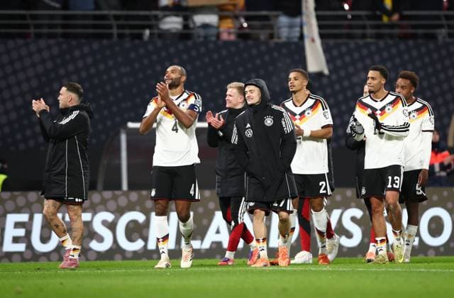 17.11.2025, xtgx, Fussball WM-Qualifikation 2026, Deutschland - Slowakei v.l. David Raum (Deutsche Fussball Nationalmannschaft DFB), Jonathan Tah (Deutsche Fussball Nationalmannschaft DFB), Florian Wirtz (Deutsche Fussball Nationalmannschaft DFB), Malick Thiaw (Deutsche Fussball Nationalmannschaft DFB) und Team bedankt bedanken sich bei den Fans (DFL DFB REGULATIONS PROHIBIT ANY USE OF PHOTOGRAPHS as IMAGE SEQUENCES and or QUASI-VIDEO) Leipzig