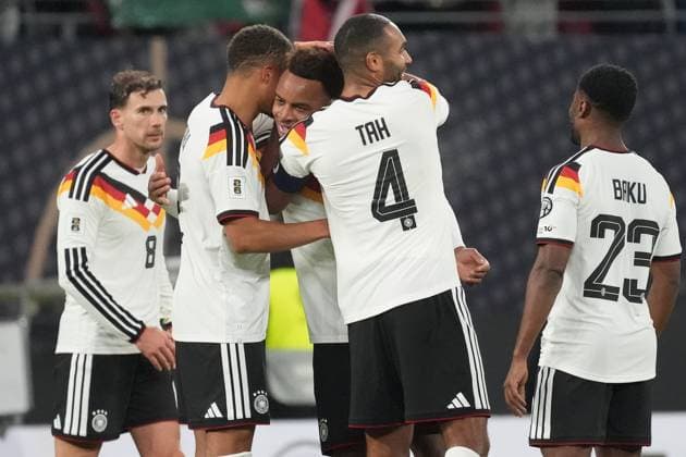 Siegesjubel Deutschland nach dem 6:0 und Glückwunsch an Assan Ouedraogo (Deutschland Germany) zum Tor - Leipzig 17.11.2025: Deutschland vs. Slowakei, WM-Qualifikation, 6. Spieltag
