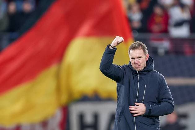 17.11.2025, Fußball, Länderspiel, WM-Qualifikation Europa, Deutschland - Slowakei, Red Bull Arena (Leipzig), 10. Spieltag, Saison 2025 2026: Abschlussjubel nach dem 6:0 SIeg - Nationaltrainer Julian Nagelsmann (GER hc) steht gestikulierend jubelnd auf dem Platz und streckt die Faust nach Oben Regulations prohibit any use of photographs as image sequences and or quasi-video. Sachsen Deutschland