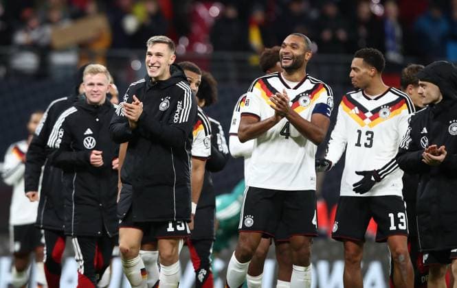 17.11.2025, xtgx, Fussball WM-Qualifikation 2026, Deutschland - Slowakei v.l. Nico Schlotterbeck (Deutsche Fussball Nationalmanschaft DFB), Jonathan Tah (Deutsche Fussball Nationalmannschaft DFB), Felix Nmecha (Deutsche Fussball Nationalmanschaft DFB) und Team bedankt bedanken sich bei den Fans (DFL DFB REGULATIONS PROHIBIT ANY USE OF PHOTOGRAPHS as IMAGE SEQUENCES and or QUASI-VIDEO) Leipzig