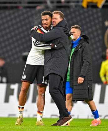 17.11.2025, Fussball WM-Qualifikation Europa 2025 26, 10.Spieltag, Deutschland - Slowakei, in der Red-Bull-Arena Leipzig (Deutschland). National-Trainer Julian Nagelsmann (Deutschland) gratuliert Felix Nmecha (Deutschland)