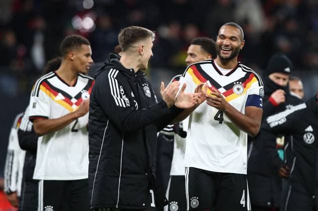 17.11.2025, xtgx, Fussball WM-Qualifikation 2026, Deutschland - Slowakei v.l. Malick Thiaw (Deutsche Fussball Nationalmannschaft DFB), Nico Schlotterbeck (Deutsche Fussball Nationalmanschaft DFB), Jonathan Tah (Deutsche Fussball Nationalmannschaft DFB) bedankt bedanken sich bei den Fans (DFL DFB REGULATIONS PROHIBIT ANY USE OF PHOTOGRAPHS as IMAGE SEQUENCES and or QUASI-VIDEO) Leipzig