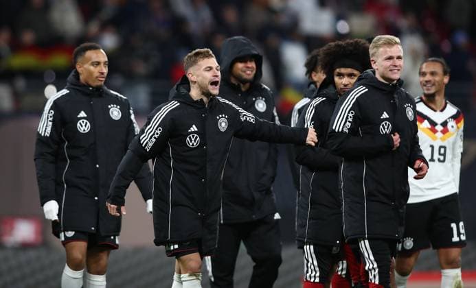 17.11.2025, xtgx, Fussball WM-Qualifikation 2026, Deutschland - Slowakei v.l. Joshua Kimmich (Deutsche Fussball Nationalmannschaft DFB), Karim Adeyemi (Deutsche Fussball Nationalmannschaft DFB), Jonathan Jonny Burkhardt (Deutsche Fussball Nationalmannschaft DFB) bedankt bedanken sich bei den Fans (DFL DFB REGULATIONS PROHIBIT ANY USE OF PHOTOGRAPHS as IMAGE SEQUENCES and or QUASI-VIDEO) Leipzig
