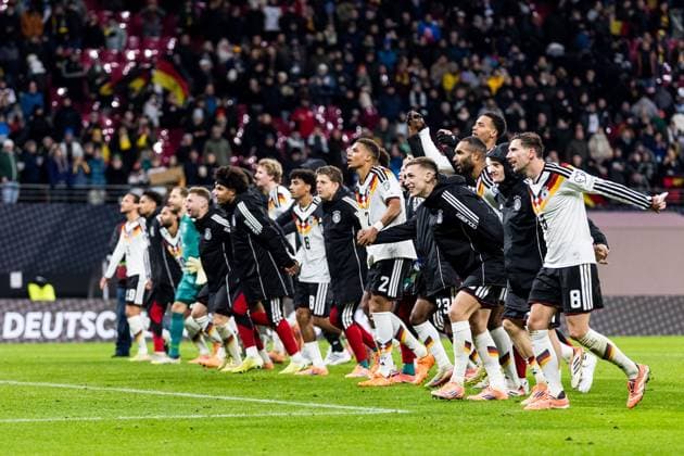 FIFA World Cup, WM, Weltmeisterschaft, Fussball UEFA Qualifiers: Deutschland - Slowakei; 17.11.2025 Die deutsche Nationalmannschaft feiert den Sieg und damit die WM Qualifikation mit Laola mit den Fans FIFA World Cup UEFA Qualifiers: Deutschland - Slowakei; Leipzig, Red Bull Arena, 17.11.2025 Copyright: xBEAUTIFULxSPORTS Wunderlx
