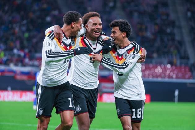 UEFA European Qualifiers - WM Qualifikation - 25 26 - Deutschland - Slowakei am 17.11.2025 in der Red Bull Arena in Leipzig Jubel, Torjubel, Torschuetze, Torschütze Forza Assan Ouedraogo (Deutschland 9) jubelt nah seinem Tor zum 6:0 mit Felix Nmecha (Deutschland 13) und Nathaniel Brown (Deutschland 18)