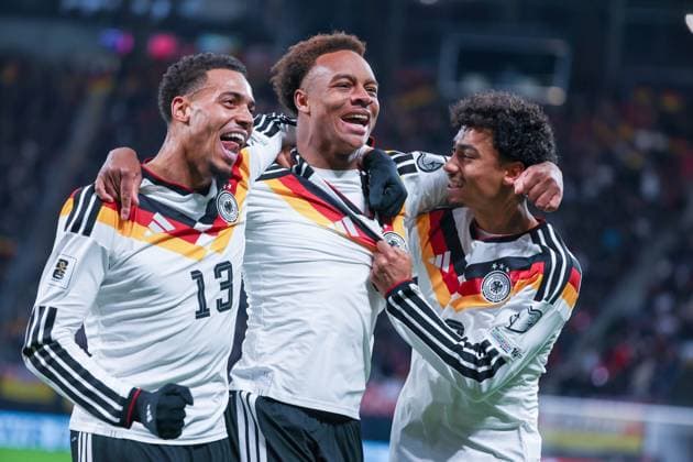 UEFA European Qualifiers - WM Qualifikation - 25 26 - Deutschland - Slowakei am 17.11.2025 in der Red Bull Arena in Leipzig Jubel, Torjubel, Torschuetze, Torschütze Forza Assan Ouedraogo (Deutschland 9) jubelt nah seinem Tor zum 6:0 mit Felix Nmecha (Deutschland 13) und Nathaniel Brown (Deutschland 18)