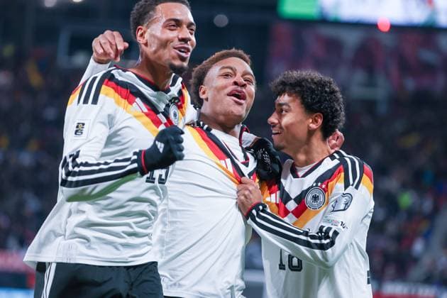 UEFA European Qualifiers - WM Qualifikation - 25 26 - Deutschland - Slowakei am 17.11.2025 in der Red Bull Arena in Leipzig Jubel, Torjubel, Torschuetze, Torschütze Forza Assan Ouedraogo (Deutschland 9) jubelt nah seinem Tor zum 6:0 mit Felix Nmecha (Deutschland 13) und Nathaniel Brown (Deutschland 18)