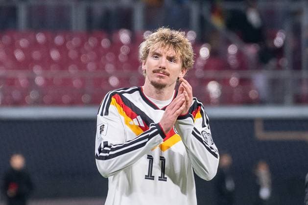 17.11.2025, Fussball: Laenderspiel, WM Qualifikation, Gruppe A, Saison 2025 2026, Deutschland - Slowakei in der Red Bull Arena in Leipzig. Nick Woltemade (Nationalmannschaft Deutschland, 11) bedankt sich bei den deutschen Fans. Wichtiger Hinweis: Gemaess den Vorgaben der FIFA bzw. der UEFA ist es untersagt, in dem Stadion und oder vom Spiel angefertigte Fotoaufnahmen in Form von Sequenzbildern und oder videoaehnlichen Fotostrecken zu verwerten bzw. verwerten zu lassen. Foto: Kirchner-Media TH Copyright: xKirchner-Media THx