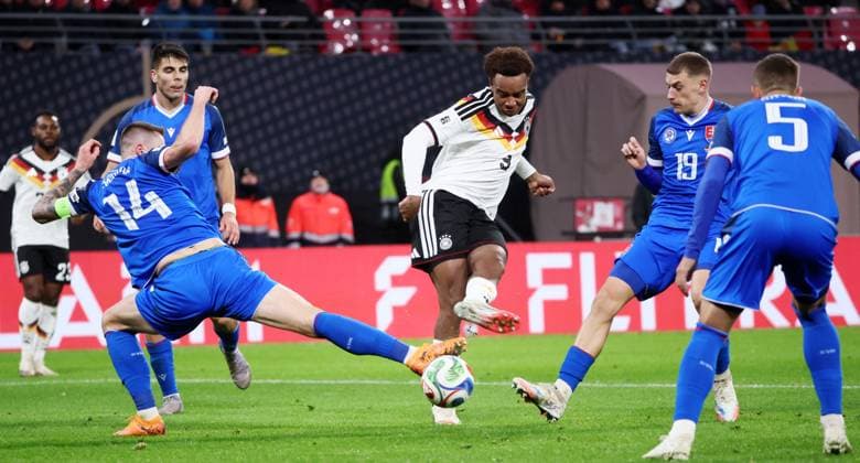 Leipzig, 17.11.2025, Red Bull Arena, Fussball, WM Qualifikation , BR Deutschland vs. Slowakei , Im Bild; Tor für Deutschland. Assan Ouedraogo ( 9, DEU) trifft zum 6:0 gegen Milan Skriniar ( 14, SVK), Tomas Rigo ( 19, SVK). ,