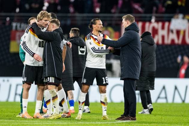 FIFA World Cup, WM, Weltmeisterschaft, Fussball UEFA Qualifiers: Deutschland - Slowakei; 17.11.2025 Leroy Sane (Deutschland, 19) und Julian Nagelsmann (Bundestrainer Deutschland) umarmen sich nach dem Sieg FIFA World Cup UEFA Qualifiers: Deutschland - Slowakei; Leipzig, Red Bull Arena, 17.11.2025 Copyright: xBEAUTIFULxSPORTS Wunderlx