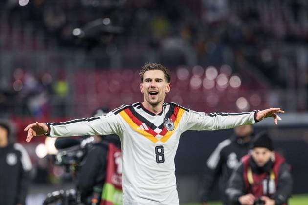 GER, UEFA-Qualifikation für die FIFA Fussball-Weltmeisterschaft 2026, Deutschland - Slowakei. 17.11.2025, Red Bull Arena - Zentralstation, Leipzig, GER, UEFA-Qualifikation für die FIFA Fussball-Weltmeisterschaft 2026, Deutschland - Slowakei. Leon Goretzka (Deutschland 8) bedankt sich bei den Fans Â