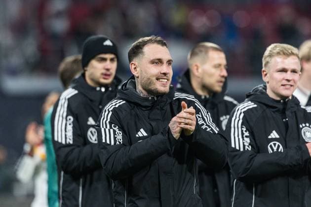 GER, UEFA-Qualifikation für die FIFA Fussball-Weltmeisterschaft 2026, Deutschland - Slowakei. 17.11.2025, Red Bull Arena - Zentralstation, Leipzig, GER, UEFA-Qualifikation für die FIFA Fussball-Weltmeisterschaft 2026, Deutschland - Slowakei. David Raum (Deutschland 22) bedankt sich bei den Fans Â