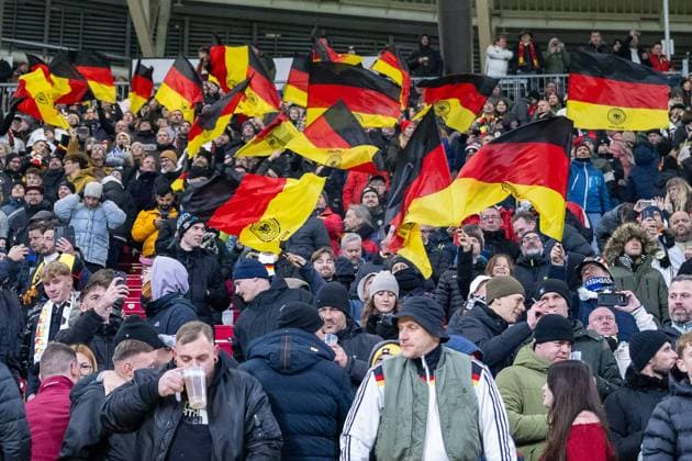 17.11.2025, Fussball: Laenderspiel, WM Qualifikation, Gruppe A, Saison 2025 2026, Deutschland - Slowakei in der Red Bull Arena in Leipzig. Deutsche Fans bejubeln den Sieg. Wichtiger Hinweis: Gemaess den Vorgaben der FIFA bzw. der UEFA ist es untersagt, in dem Stadion und oder vom Spiel angefertigte Fotoaufnahmen in Form von Sequenzbildern und oder videoaehnlichen Fotostrecken zu verwerten bzw. verwerten zu lassen. Foto: Kirchner-Media TH Copyright: xKirchner-Media THx