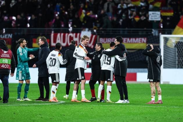 Fussball, UEFA European Qualifiers WM Qualifikation Europa Gruppe A - 10. Spieltag Deutschland - Slowakei 17.11.2025, Red Bull Arena Die Spieler von Deutschland freuen sich über das WM Ticket Leipzig Red Bull Arena Sachsen Deutschland