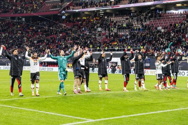 GER, UEFA-Qualifikation für die FIFA Fussball-Weltmeisterschaft 2026, Deutschland - Slowakei. 17.11.2025, Red Bull Arena - Zentralstation, Leipzig, GER, UEFA-Qualifikation für die FIFA Fussball-Weltmeisterschaft 2026, Deutschland - Slowakei. Team Deutschland bedankt sich bei den Fans Â