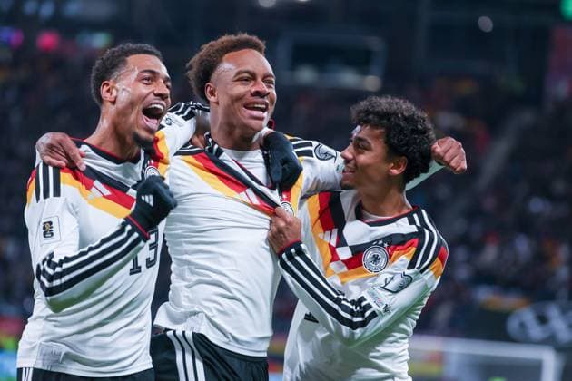 UEFA European Qualifiers - WM Qualifikation - 25 26 - Deutschland - Slowakei am 17.11.2025 in der Red Bull Arena in Leipzig Jubel, Torjubel, Torschuetze, Torschütze Forza Assan Ouedraogo (Deutschland 9) jubelt nah seinem Tor zum 6:0 mit Felix Nmecha (Deutschland 13) und Nathaniel Brown (Deutschland 18) *** UEFA European Qualifiers World Cup Qualifiers 25 26 Germany Slovakia on 17 11 2025 at the Red Bull Arena in Leipzig Cheers, goal celebration, goal scorer, goal scorer Forza Assan Ouedraogo Germany 9 cheers near his goal for 6 0 with Felix Nmecha Germany 13 and Nathaniel Brown Germany 18 MH