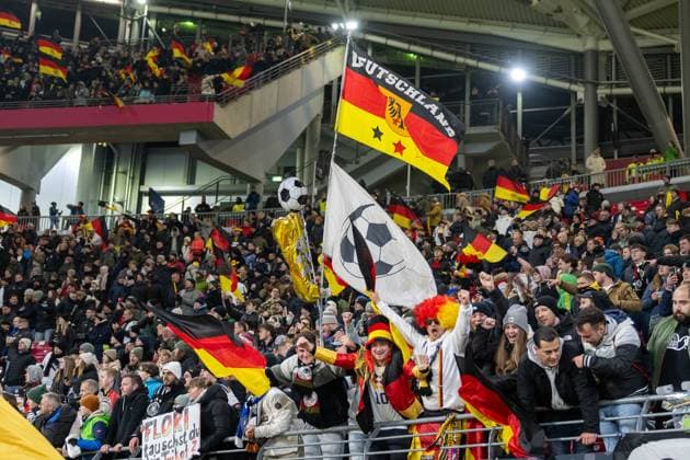 17.11.2025, Fussball: Laenderspiel, WM Qualifikation, Gruppe A, Saison 2025 2026, Deutschland - Slowakei in der Red Bull Arena in Leipzig. Deutsche Fans bejubeln den Sieg. Wichtiger Hinweis: Gemaess den Vorgaben der FIFA bzw. der UEFA ist es untersagt, in dem Stadion und oder vom Spiel angefertigte Fotoaufnahmen in Form von Sequenzbildern und oder videoaehnlichen Fotostrecken zu verwerten bzw. verwerten zu lassen. Foto: Kirchner-Media TH Copyright: xKirchner-Media THx