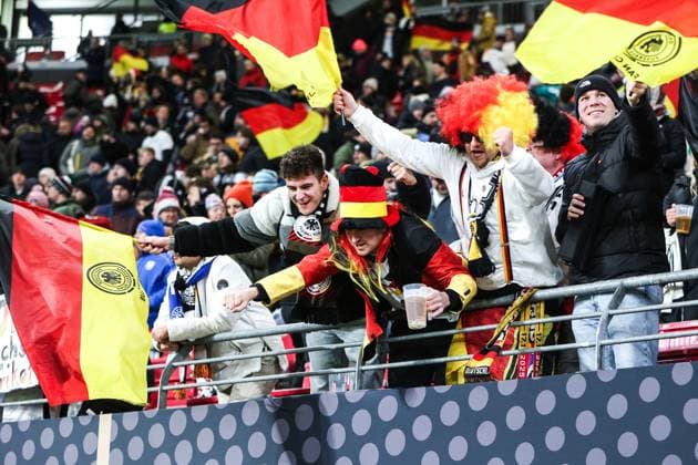 Fussball, UEFA European Qualifiers WM Qualifikation Europa Gruppe A - 10. Spieltag Deutschland - Slowakei 17.11.2025, Red Bull Arena Fans Deutschland freuen sich über den Sieg Leipzig Red Bull Arena Sachsen Deutschland