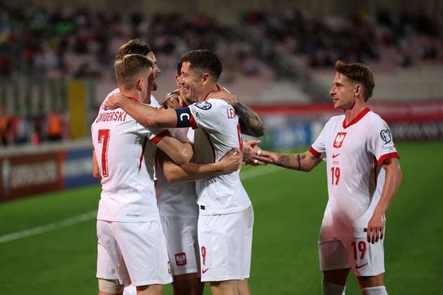 TA QALI 17.11.2025 MECZ 8. KOLEJKA GRUPA G ELIMINACJE DO MISTRZOSTW SWIATA 2026: MALTA - POLSKA --- FIFA World Cup, WM, Weltmeisterschaft, Fussball 2026 QUALIFYING ROUND GROUP G MATCH: MALTA - POLAND KAROL SWIDERSKI ROBERT LEWANDOWSKI MICHAL SKORAS FOT. PIOTR KUCZA FOTOPYK NEWSPIX.PL --- newspix.pl 