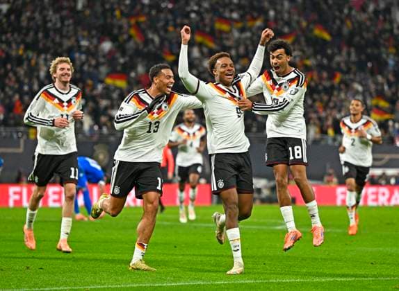 17.11.2025, Fussball WM-Qualifikation Europa 2025 26, 10.Spieltag, Deutschland - Slowakei, in der Red-Bull-Arena Leipzig (Deutschland). Torjubel von Assan Ouedraogo (Deutschland) zum 6:0. v.li: Nick Woltemade (Deutschland), Felix Nmecha (Deutschland), Assan Ouedraogo (Deutschland), Nathaniel Brown (Deutschland)