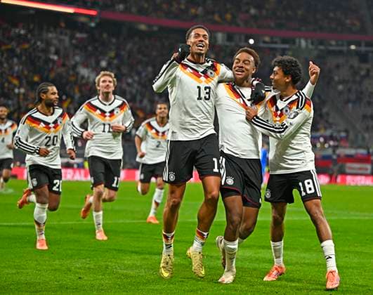 17.11.2025, Fussball WM-Qualifikation Europa 2025 26, 10.Spieltag, Deutschland - Slowakei, in der Red-Bull-Arena Leipzig (Deutschland). Torjubel von Assan Ouedraogo (Deutschland) zum 6:0. v.li: Serge Gnabry (Deutschland), Nick Woltemade (Deutschland), Felix Nmecha (Deutschland), Assan Ouedraogo (Deutschland), Nathaniel Brown (Deutschland)