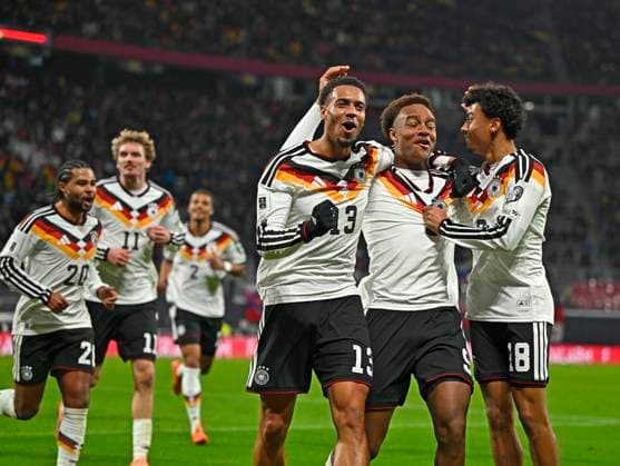 17.11.2025, Fussball WM-Qualifikation Europa 2025 26, 10.Spieltag, Deutschland - Slowakei, in der Red-Bull-Arena Leipzig (Deutschland). Torjubel von Assan Ouedraogo (Deutschland) zum 6:0. v.li: Serge Gnabry (Deutschland), Nick Woltemade (Deutschland), Felix Nmecha (Deutschland), Assan Ouedraogo (Deutschland), Nathaniel Brown (Deutschland)