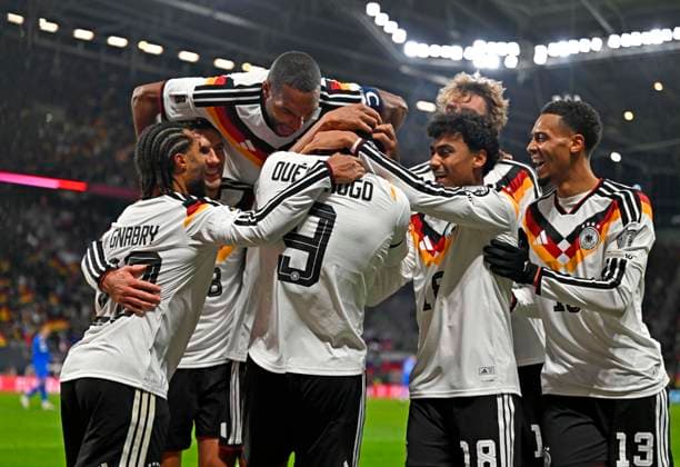 17.11.2025, Fussball WM-Qualifikation Europa 2025 26, 10.Spieltag, Deutschland - Slowakei, in der Red-Bull-Arena Leipzig (Deutschland). Torjubel von Assan Ouedraogo (Deutschland) zum 6:0. v.li: Serge Gnabry (Deutschland), Assan Ouedraogo (Deutschland), Nathaniel Brown (Deutschland), Felix Nmecha (Deutschland)