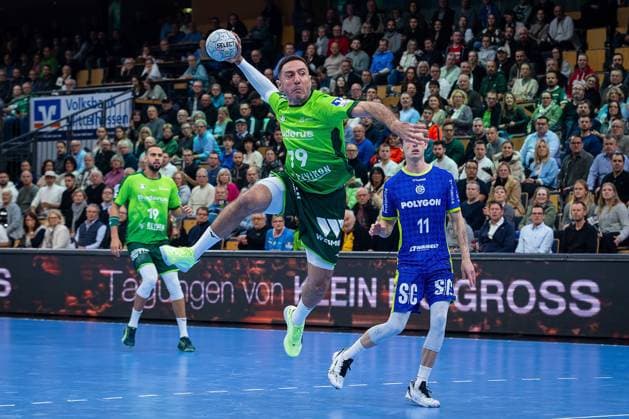 17.11.2025, xovx, Handball Daikin Handball Bundesliga, HSG Wetzlar - VfL Gummersbach v.l. Philipp Ahouansou (HSG Wetzlar), Ahmet Nafea (HSG Wetzlar), Mathis Häseler (VfL Gummersbach) Wetzlar Buderus-Arena Hessen Deutschland (DE)