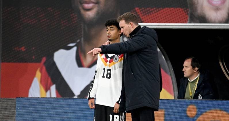 Fussball International Qualifikation WM 2026 in Leipzig Gruppe A 6. Spieltag Deutschland - Slowakei 17.11.2025 Nathaniel Brown (li, Deutschland) wird eingewechselt von Bundestrainer Julian Nagelsmann (re, Deutschland)