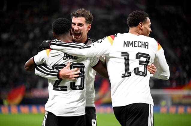 Fussball International Qualifikation WM 2026 in Leipzig Gruppe A 6. Spieltag Deutschland - Slowakei 17.11.2025 JUBEL Deutschland; v. li., Ridle Baku nach dem Tor zum 5 - 0, mit Leon Goretzka, Felix Nmecha