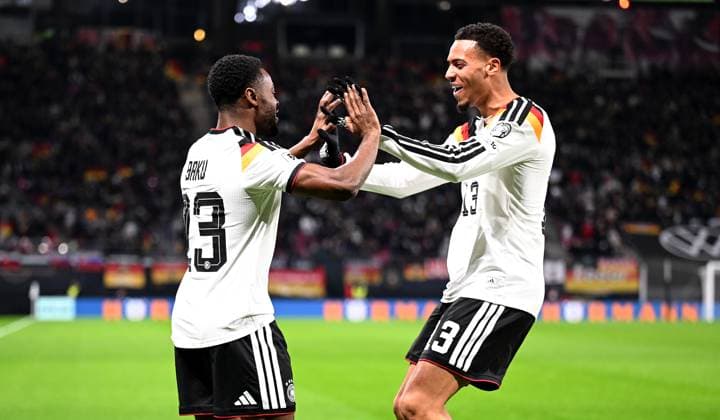 Fussball International Qualifikation WM 2026 in Leipzig Gruppe A 6. Spieltag Deutschland - Slowakei 17.11.2025 JUBEL Deutschland; v. li., Ridle Baku nach dem Tor zum 5 - 0, mit Felix Nmecha