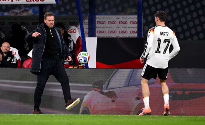 Fussball International Qualifikation WM 2026 in Leipzig Gruppe A 6. Spieltag Deutschland - Slowakei 17.11.2025 Bundestrainer Julian Nagelsmann (li, Deutschland) spielt den Ball zu Florian Wirtz (re, Deutschland)