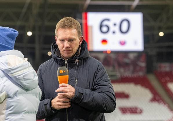 Fussball, Herren, Saison 2025 26, WM-Qualifikation (Gruppe A, 10. Spieltag) in Leipzig, Deutschland - Slowakei, Bundestrainer Julian Nagelsmann (Deutschland) und Anzeigetafel mit 6:0-Endstand, 17.11 2025, Copyright: xMatthiasxKochx