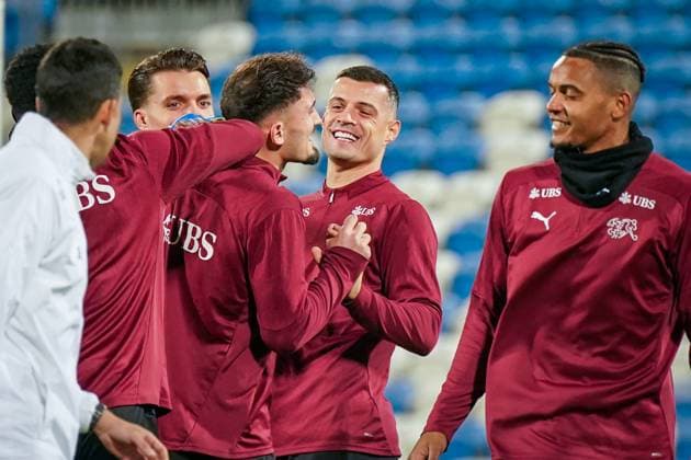 Kosovo: Training der Schweizer Nationalmannschaft vor dem WM-Qualifikationsspiel Kosovo vs Schweiz im Fadil Vokrri Stadium in Pristina: gute Stimmung im Team mit Granit Xhaka (Schweiz, 10) und Andi Zeqiri (Schweiz, 14) Copyright: xJOERANxSTEINSIEKx