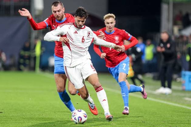 17.11.2025, Olomouc Pilka nozna Eliminacje Mistrzostw Swiata 2026 mecz 8 : Czechy - Gibraltar - Football 2026 FIFA World Cup, WM, Weltmeisterschaft, Fussball qualifiers round Match 8 : Czech Republic - Gibraltar Nz. Tomas Chory Bernardo Lopes Adam Karabec Fot. Michal Chwieduk Arena Akcji NEWSPIX.PL --- newspix.pl 