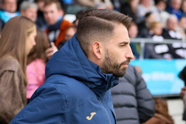 Sinsheim, Deutschland 16. November 2025: DFB Pokal Frauen - 1 8 Finale - 2025 2026 - TSG 1899 Hoffenheim vs. Eintracht Frankfurt Im Bild: Trainer Theodoros Dedes (TSG) DFB regulations prohibit any use of photographs as image sequences and or quasi-video. Dietmar-Hopp-Stadion Baden Württemberg Copyright: xFotostandx xFantinix