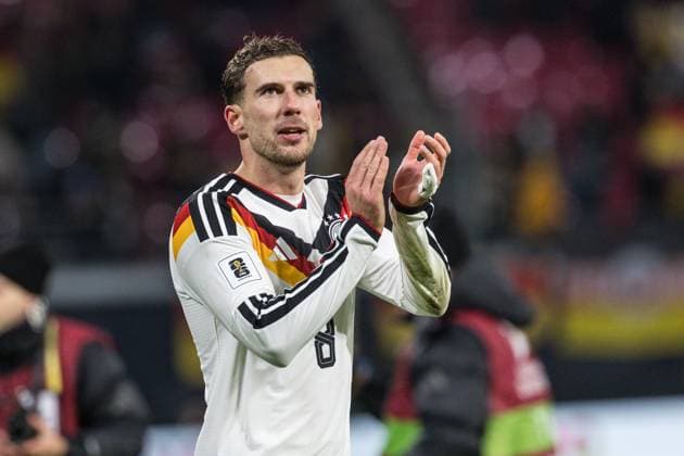 GER, UEFA-Qualifikation für die FIFA Fussball-Weltmeisterschaft 2026, Deutschland - Slowakei. 17.11.2025, Red Bull Arena - Zentralstation, Leipzig, GER, UEFA-Qualifikation für die FIFA Fussball-Weltmeisterschaft 2026, Deutschland - Slowakei. Leon Goretzka (Deutschland 8) bedankt sich bei den Fans Â