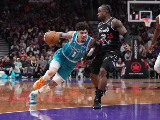 November 17, 2025, Toronto, On, CANADA: Charlotte Hornets guard Lamelo Ball (1) drives around Toronto Raptors guard Jamal Shead (23) during first half NBA, Basketball Herren, USA basketball action in Toronto on Monday, November 17, 2025. Canada News - November 17, 2025  - ZUMAc35_ 20251117_zaf_c35_163 Copyright: xNathanxDenettex