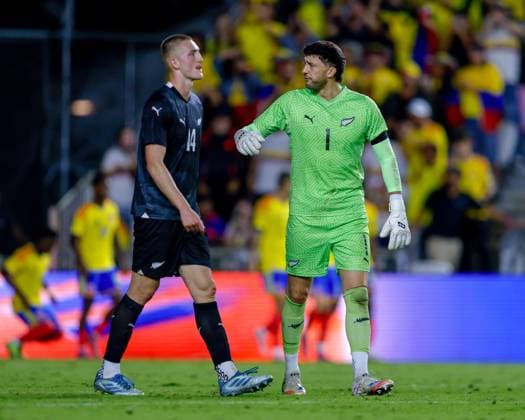 FORT LAUDERDALE - NOVEMBER 15: New Zealand goalkeeper Max Crocombe (1) and New Zealand defender Finn Surman (14) talk together in the second half during an International Friendly, Länderspiel, Nationalmannschaft soccer match between Colombia and New Zealand on November 15, 2025, at Chase Stadium in Fort Lauderdale, FL. (Photo by Chris Arjoon Icon Sportswire) SOCCER: NOV 15 Colombia vs New Zealand EDITORIAL USE ONLY Icon25111500120